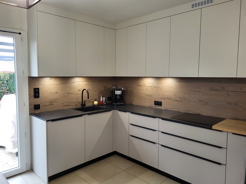 Cuisine ouverte de style moderne bois, blanc et gris | Raison Home